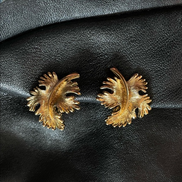 Vintage Leafy Clip-On Earrings - Picture 1 of 4